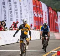 自行车公开赛上演强强对话，泰山猎隼队强势横扫河套银狐队，多点开花奏效；目标直指冠军的简单介绍-爱游戏app官网