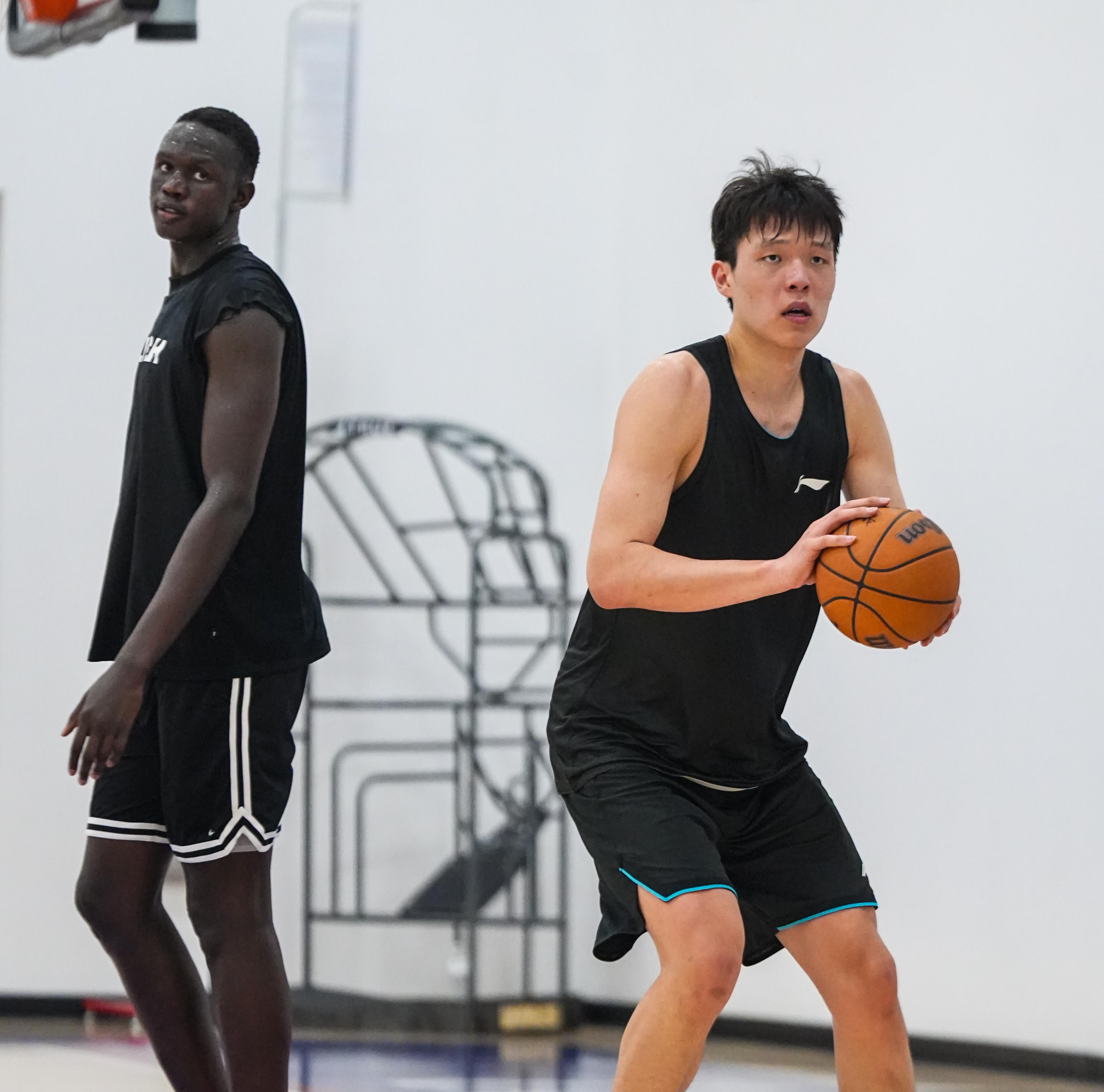 包含明尼苏达森林狼训练开放日；窗口期防线松动引观众欢呼；NBA季后赛在即；轮换策略被讨论的词条-爱游戏综合