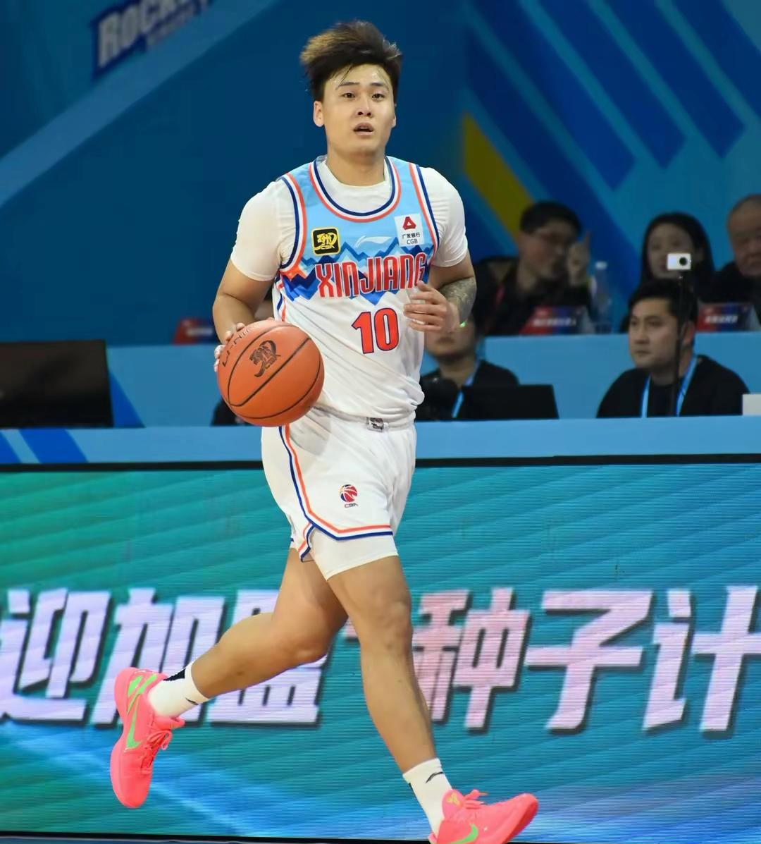 关于今晚体能课后，新疆广汇队长鼓劲备战法国杯，质疑声仍在，控场能力受关注的信息-爱游戏app官网